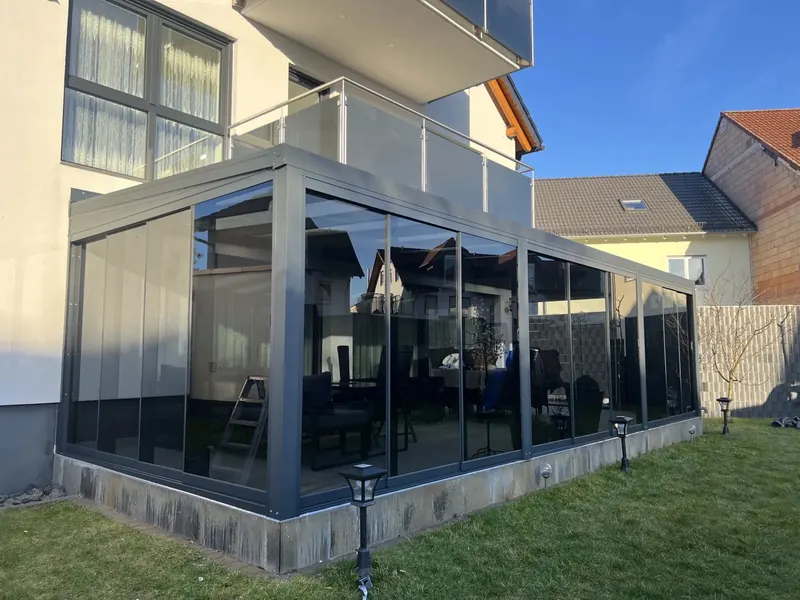 ALUXIL Terrassendach Skyline 110 mit Glasschiebewänden, ausgeführtes Projekt